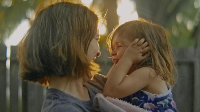 Una madre juega con su hija.