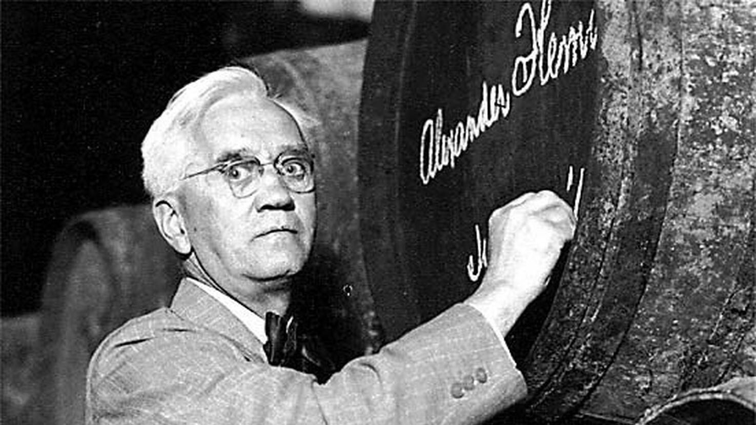 El doctor Fleming firma en las Bodegas Domecq una barrica de Jerez.
