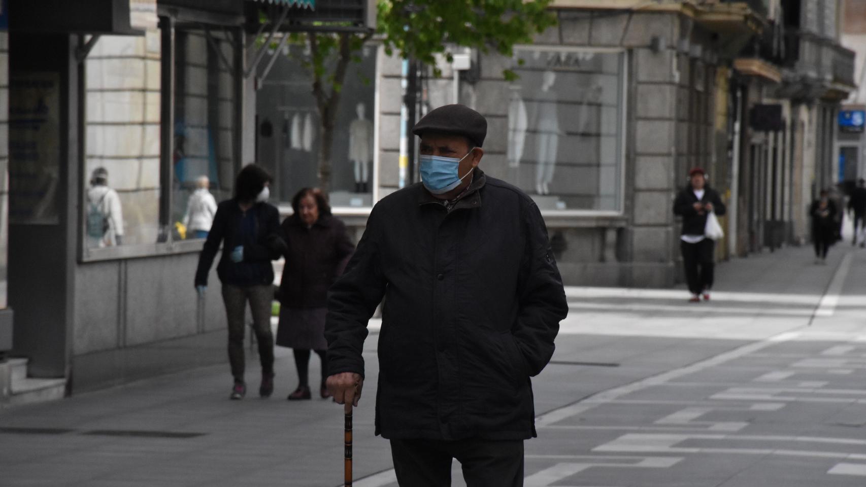 Persona mayor paseando por Zamora