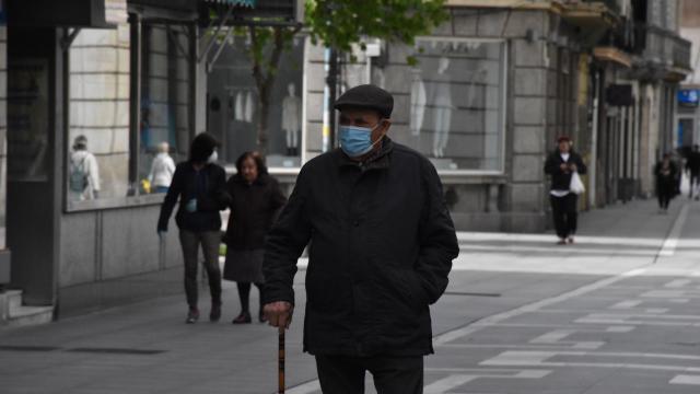 Persona mayor paseando por Zamora