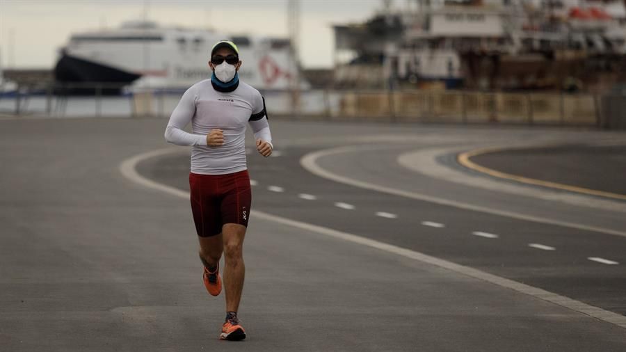 Un hombre practica deporte protegido con mascarilla en Santa Cruz de Tenerife.