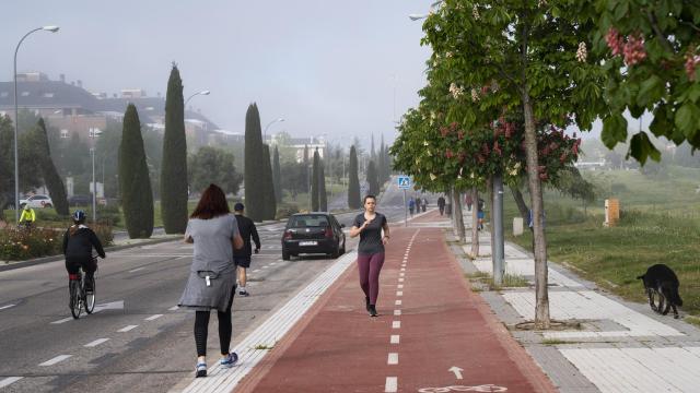 Una calle de Majadahonda (Madrid) en el primer día de la salida a la calle de los deportistas.