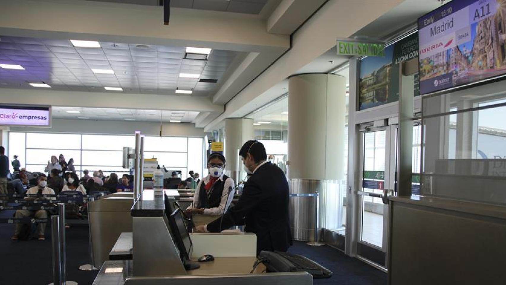 Embarque de un vuelo de Iberia en el aeropuerto de Quito.