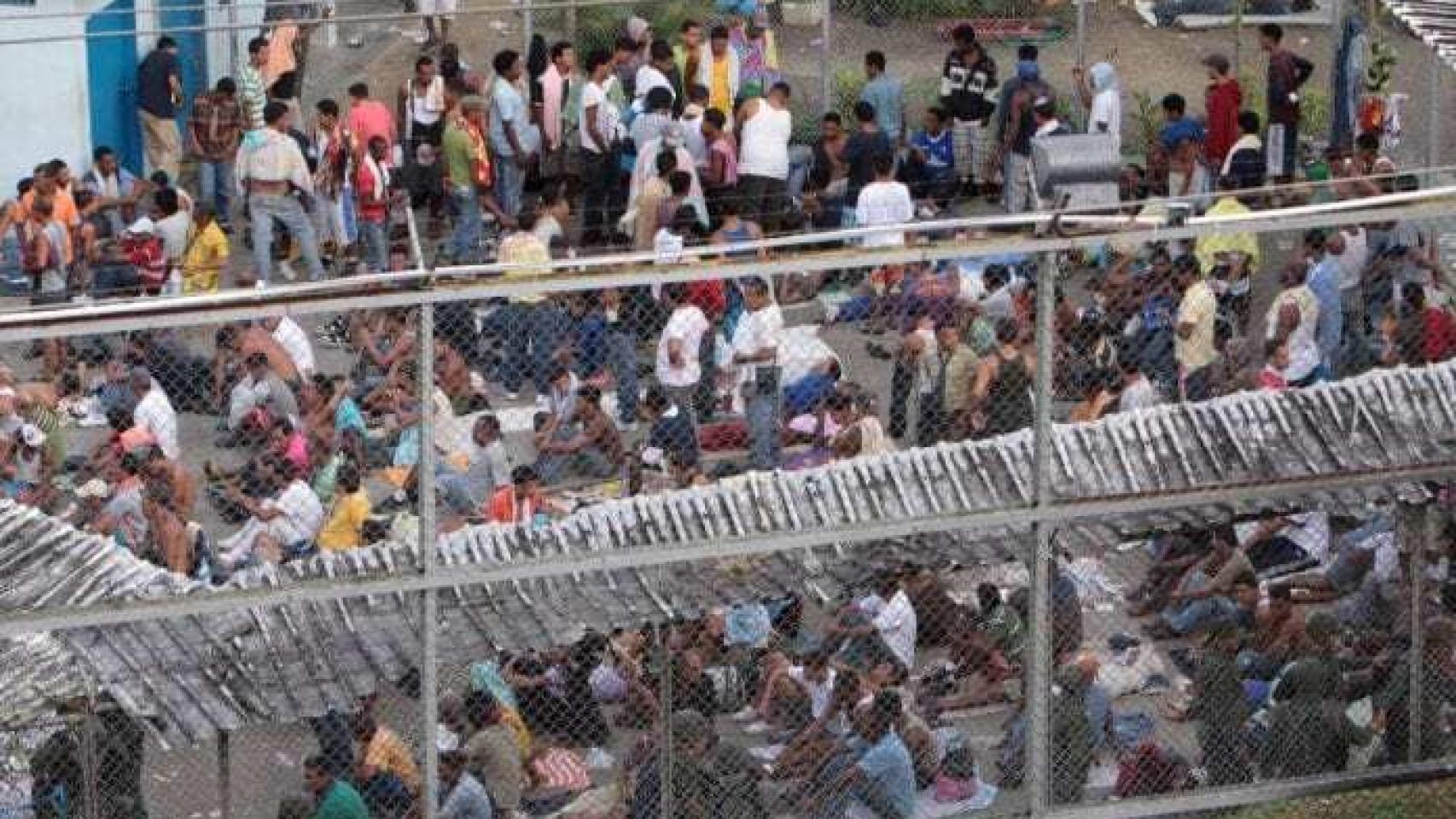 Los reclusos, en el patio de una cárcel de Venezuela.