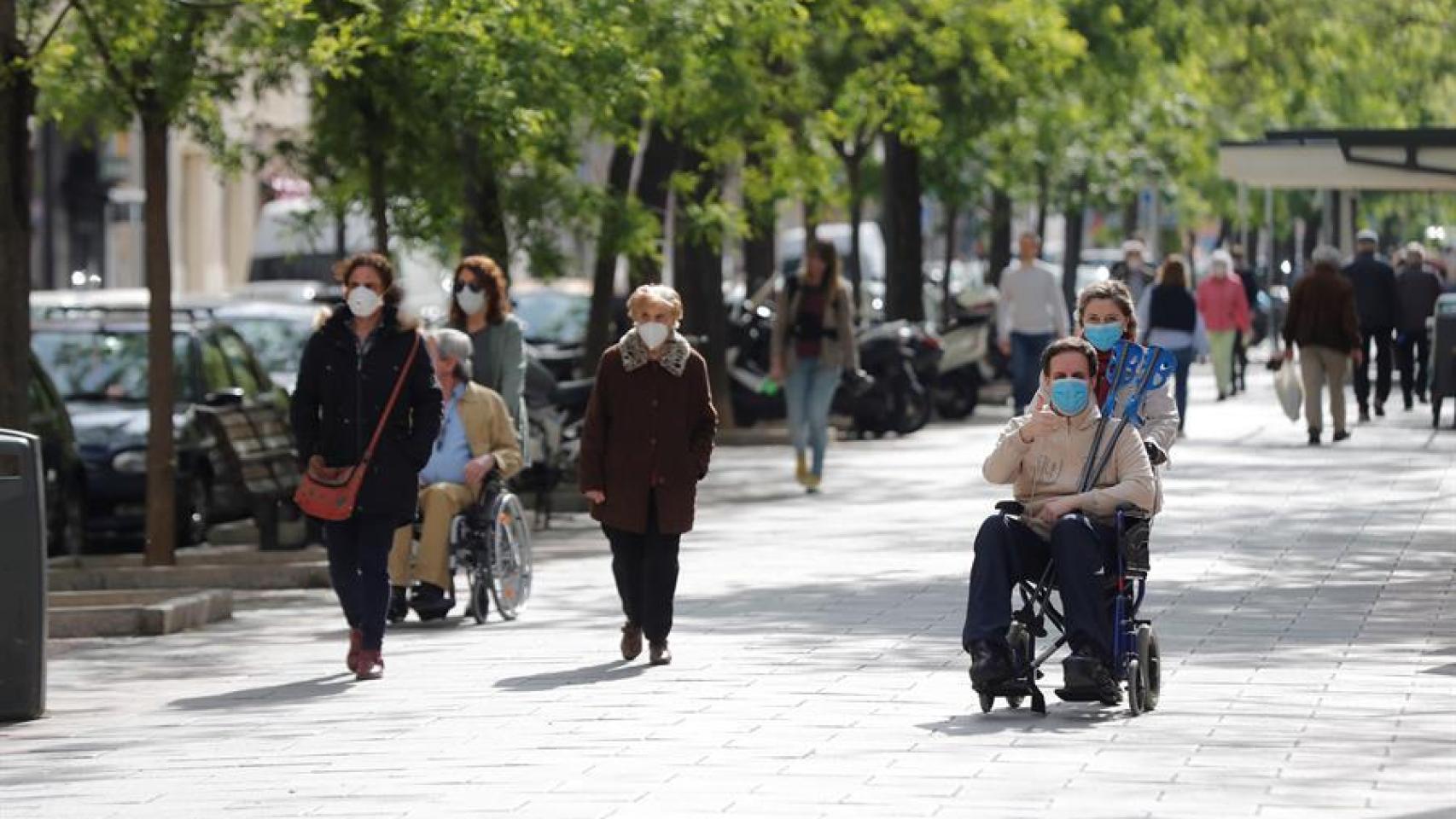 Personas mayores pasean por Madrid este sábado.