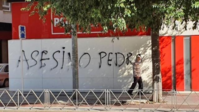 Imagen de la pintada en la sede del PSOE de Córdoba.