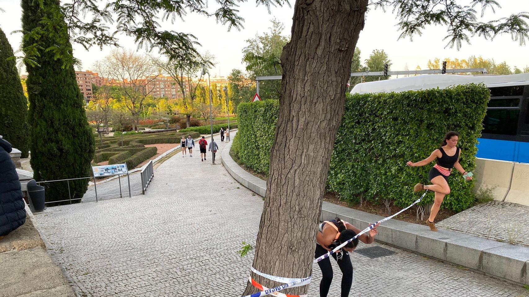 Varias personas se saltan los precintos para acceder a Madrid Río.