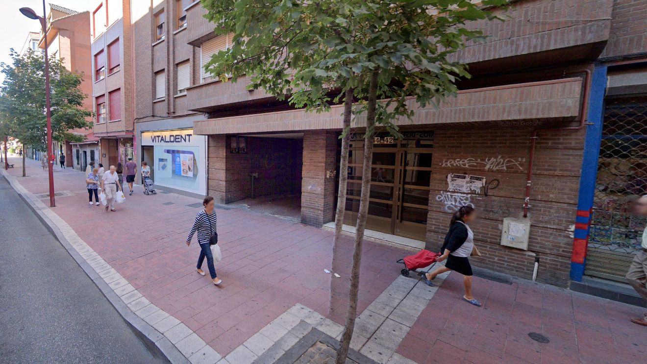 Fachada del número 42-44 de la calle Embajadores, de Valladolid.