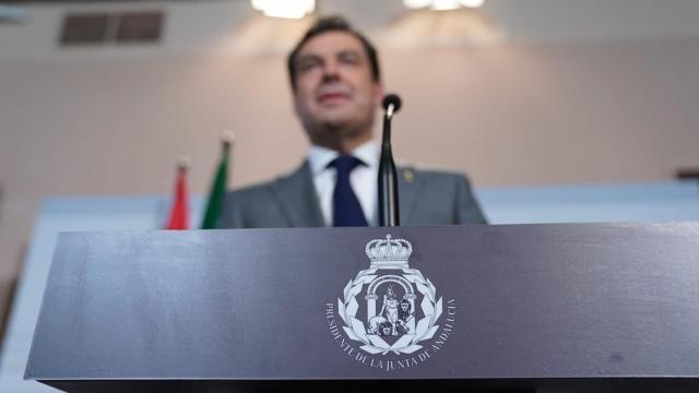 El presidente de la Junta de Andalucía, Juanma Moreno, en el atril con su nuevo sello.