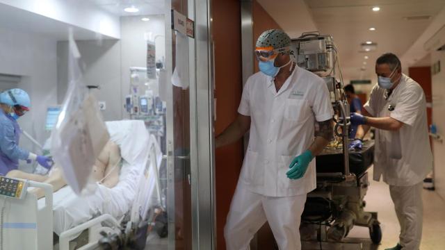 Médicos en la UCI del Hospital Clínic de Barcelona.