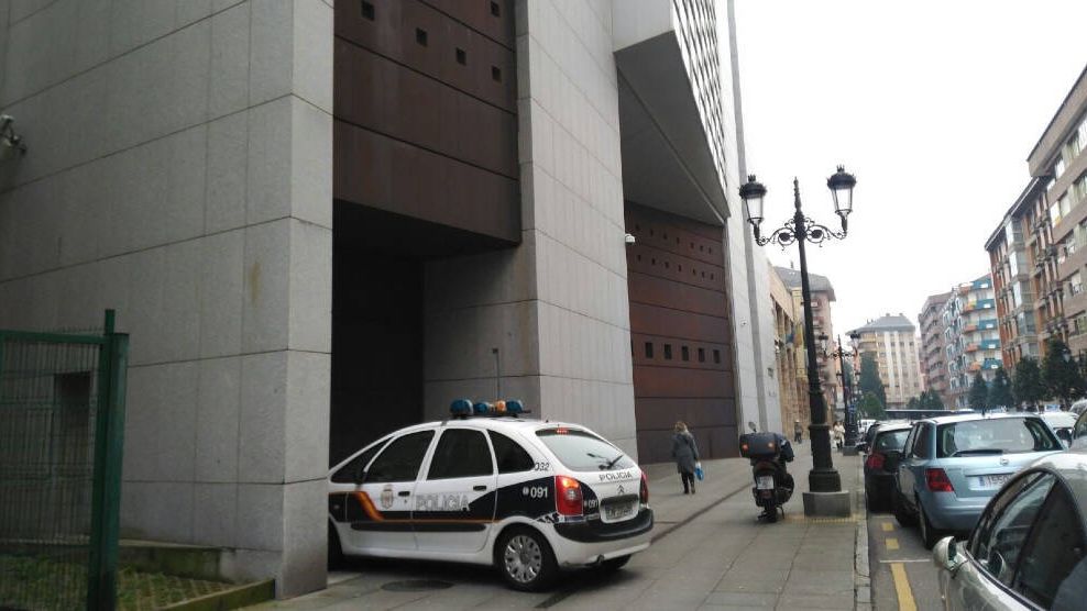 La entrada de los Juzgados de Oviedo