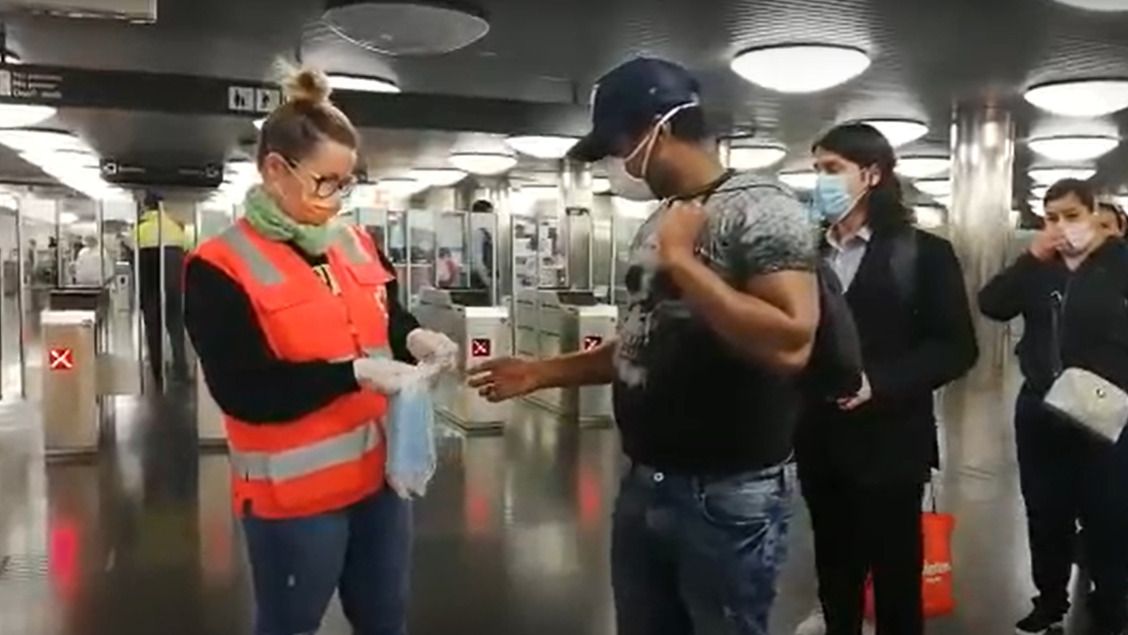 Reparto de mascarillas en Barcelona.
