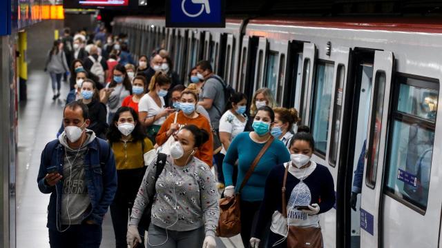 Primer día de uso obligatorio de mascarillas en el transporte público.
