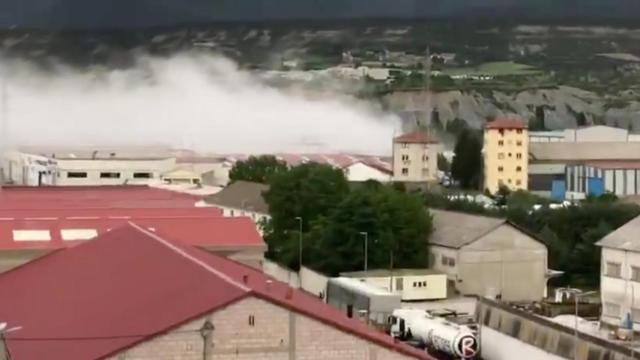 Imagen de los bomberos del incendio en Sabiñánigo.