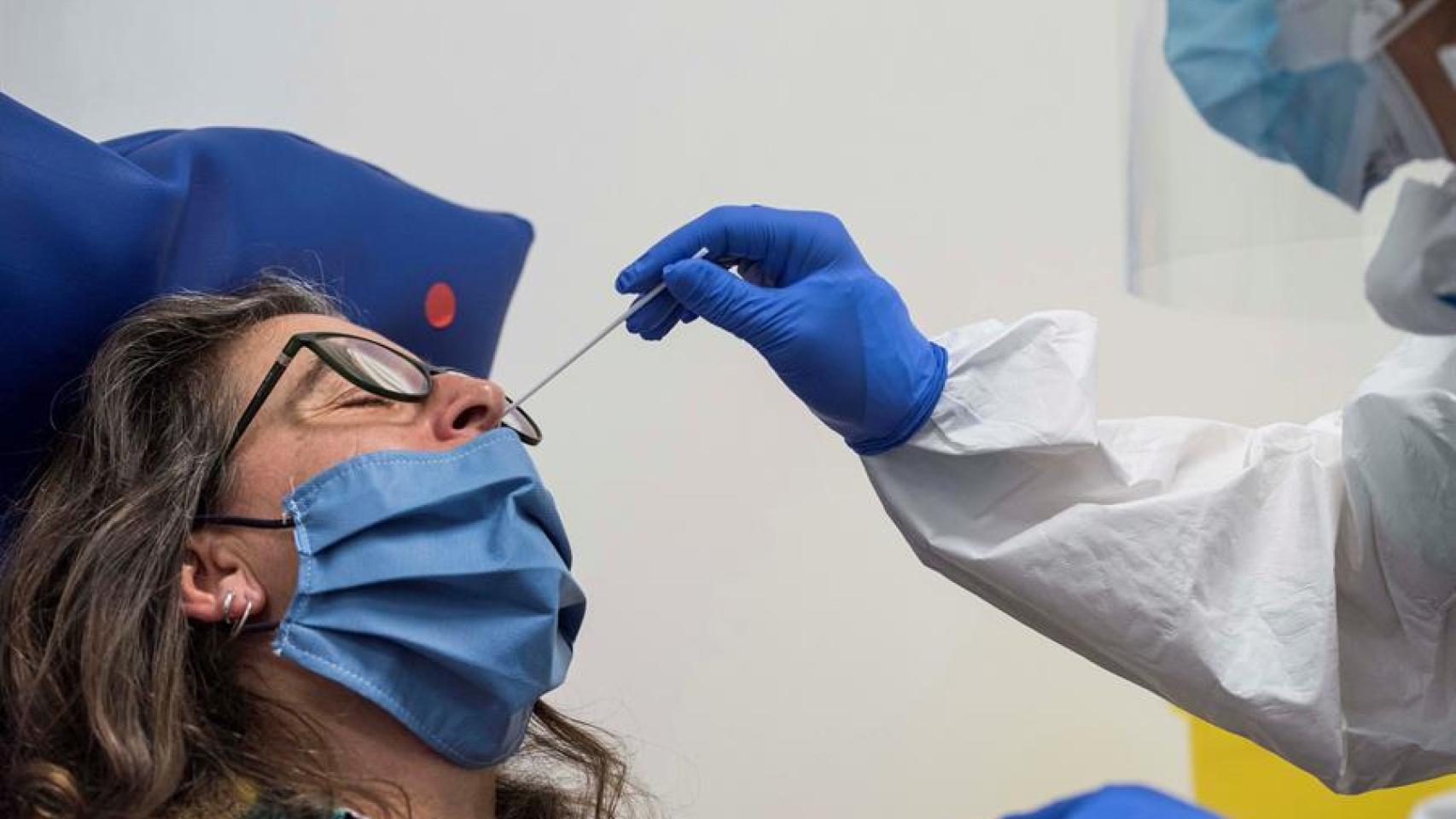 Una sanitaria se realiza un test de anticuerpos por COVID-19.