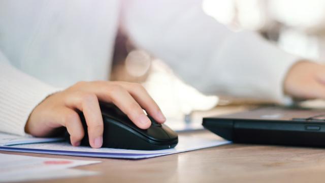 Un joven utilizando un ordenador.