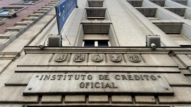 Una de las puertas de acceso de la sede del ICO (Instituto del Crédito Oficial), en el Paseo del Prado de Madrid (España).