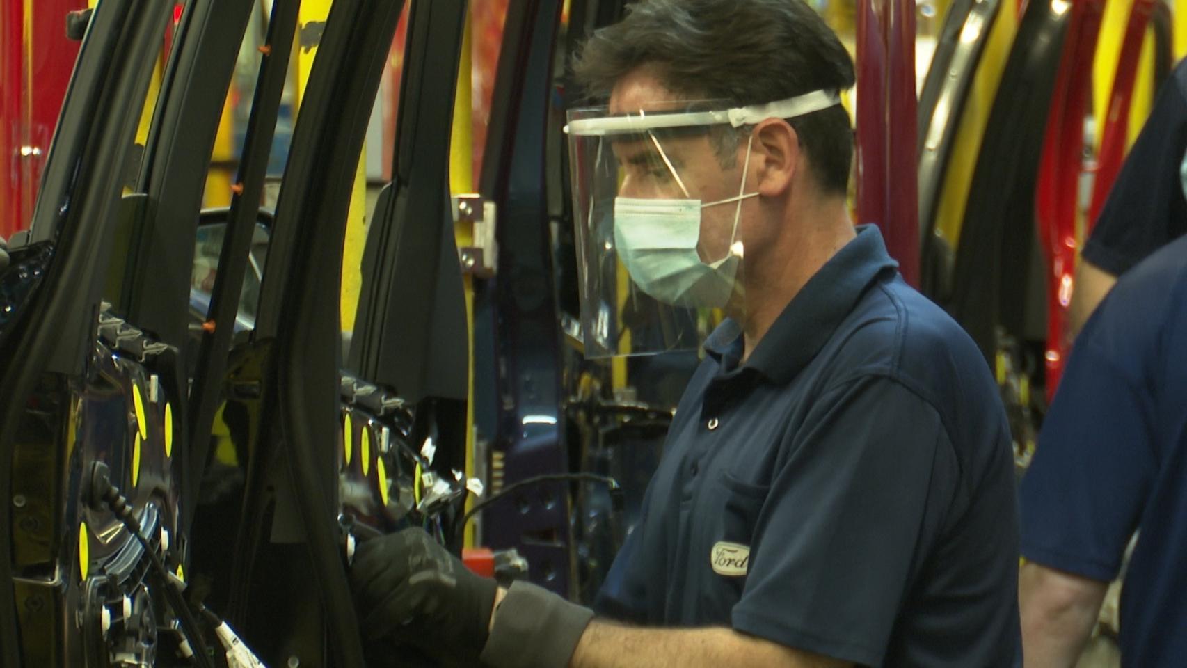 Un trabajador en Ford Almussafes (Valencia).