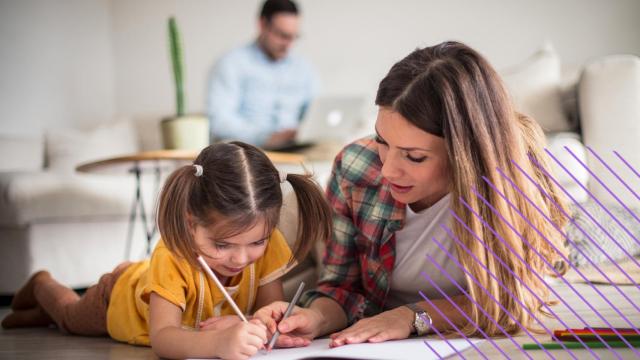 Una mujer estudiando con su hija.