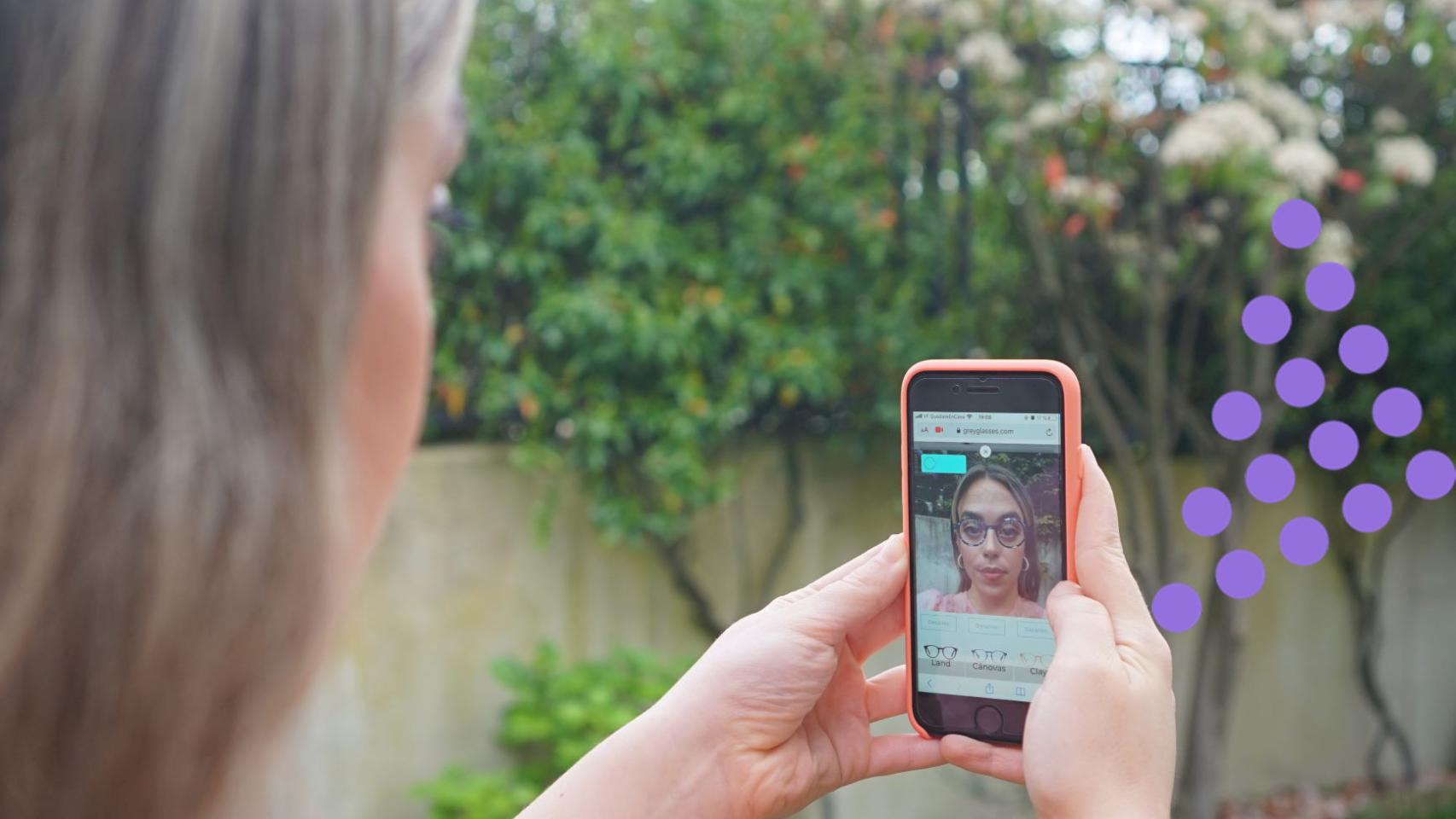 Una chica probando Greyglasses en su teléfono.
