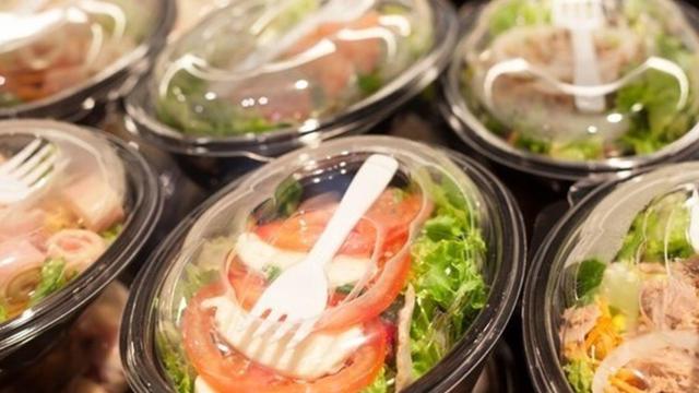 Unas ensaladas envasadas como las que podemos encontrar en el supermercado.