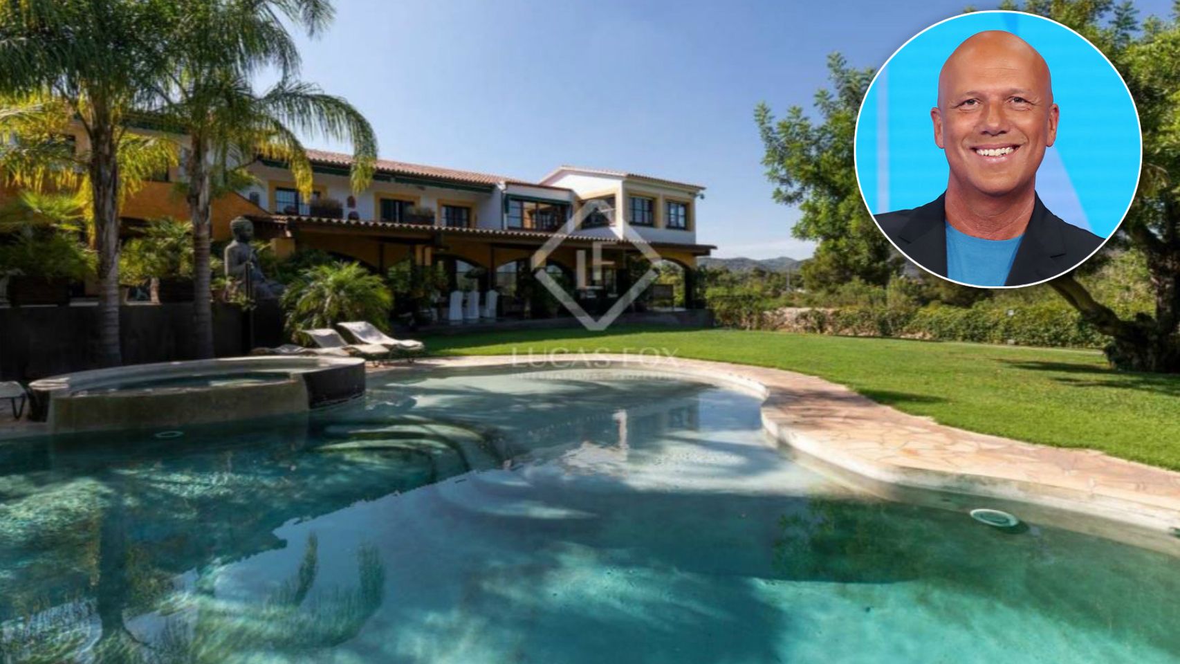 Alfonso Arús en un montaje de JALEOS frente a la casa que ha puesto a la venta.