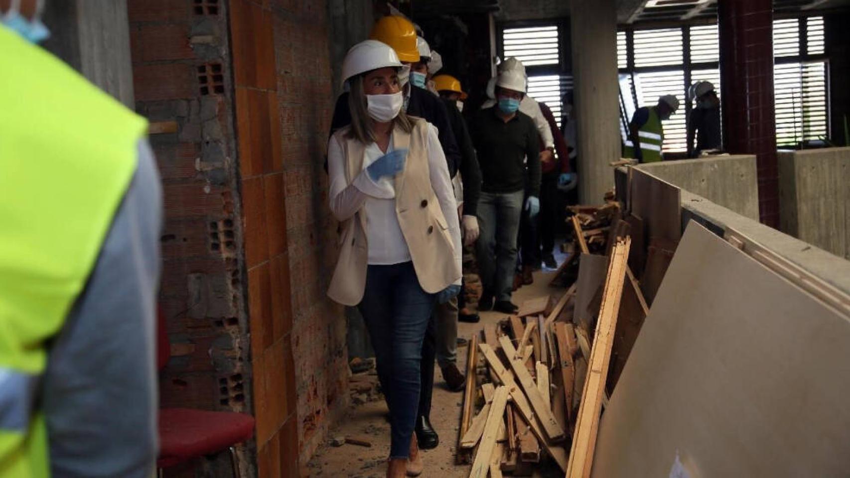La alcaldes de Toledo, Milagros Tolón, durante su visita a las obras de la biblioteca del Polígono. Foto: AYUNTAMIENTO DE TOLEDO
