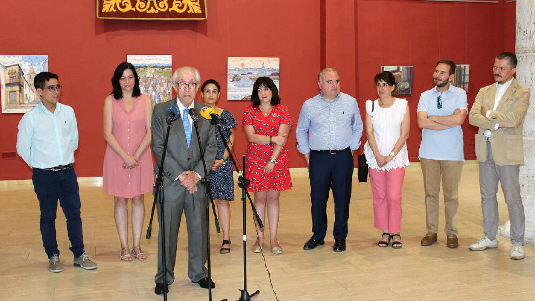 El pintor Antonio Carrilero durante un discurso (Foto: Ayuntamiento de La Roda)