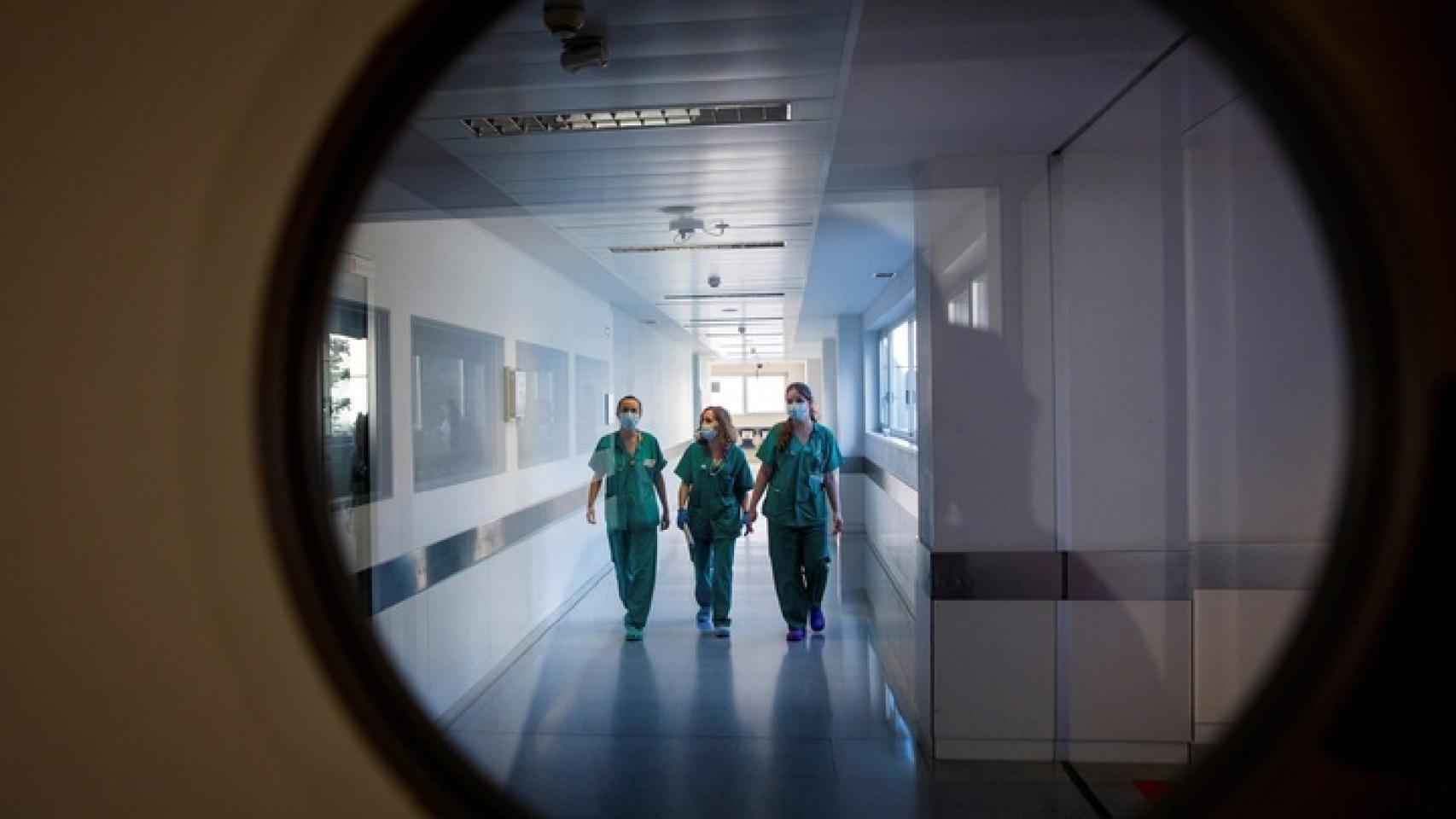 Sanitarias en la UCI del Hospital San Pedro de Logroño. Efe