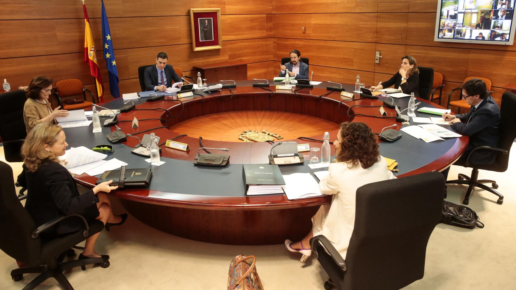 Pedro Sánchez, los cuatro vicepresidentes, la ministra portavoz y Salvador Illa, en el Consejo de Ministros.