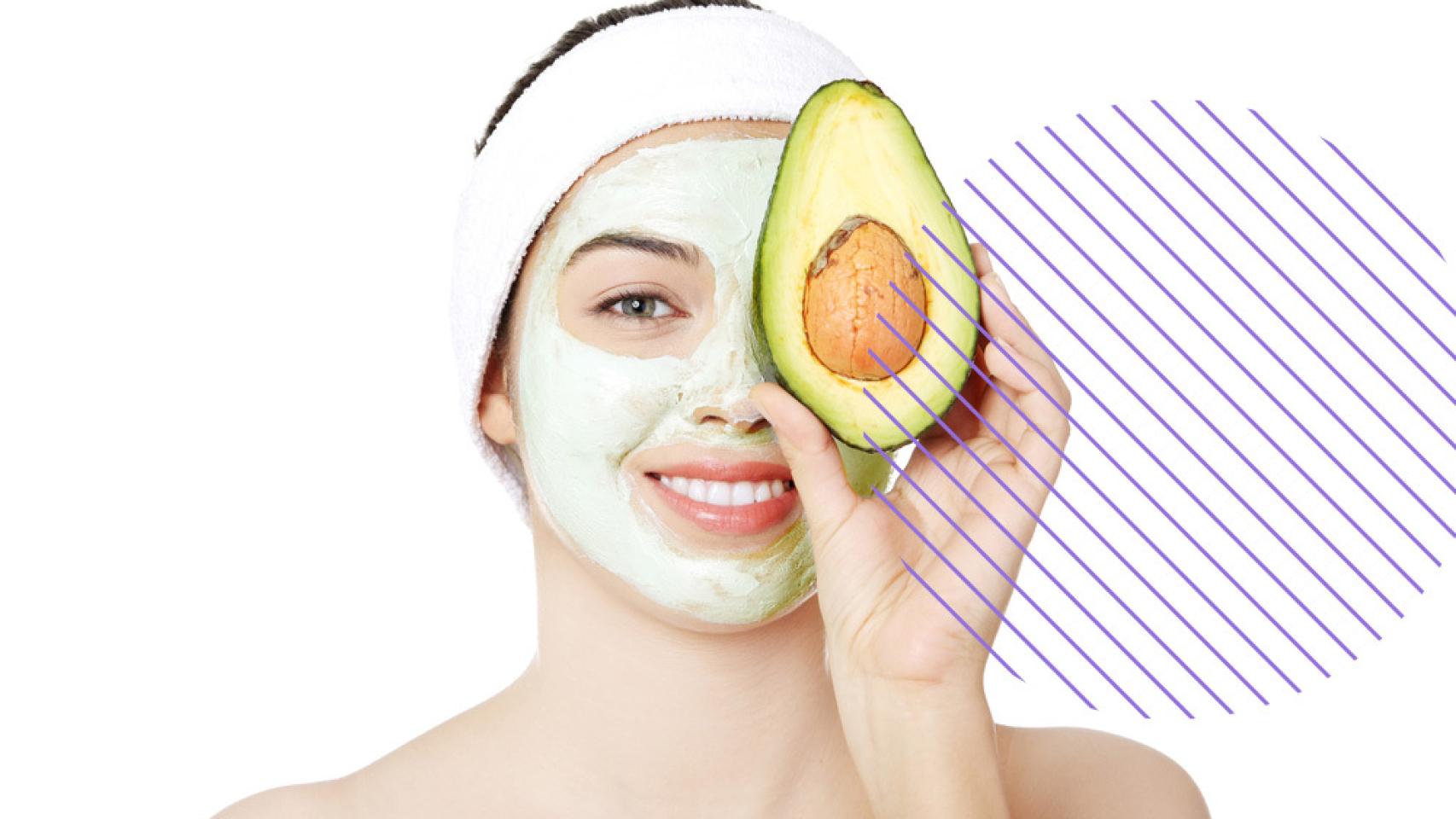 Una chica con una mascarilla de aguacate.