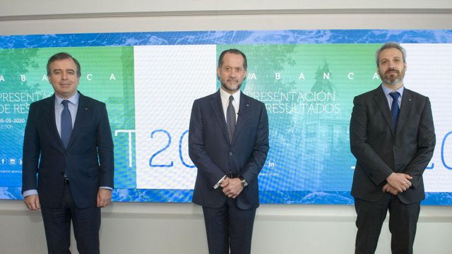 El consejero delegado de ABANCA, Francisco Botas, el presidente, Juan Carlos Escotet Rodríguez, y el director general financiero, Alberto de Francisco.