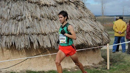 Javi Guerra, durante un cross