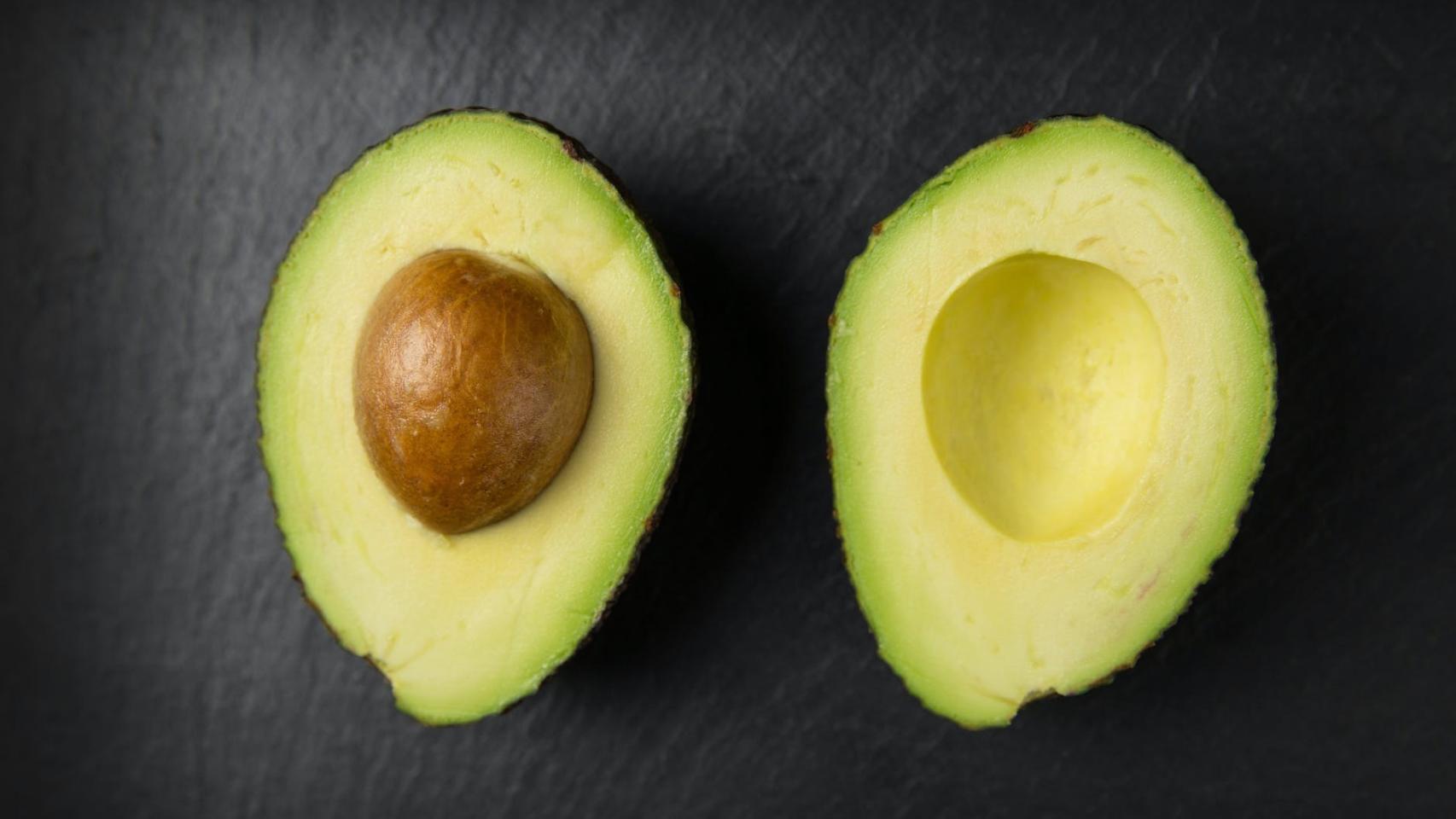 Un aguacate partido por la mitad.
