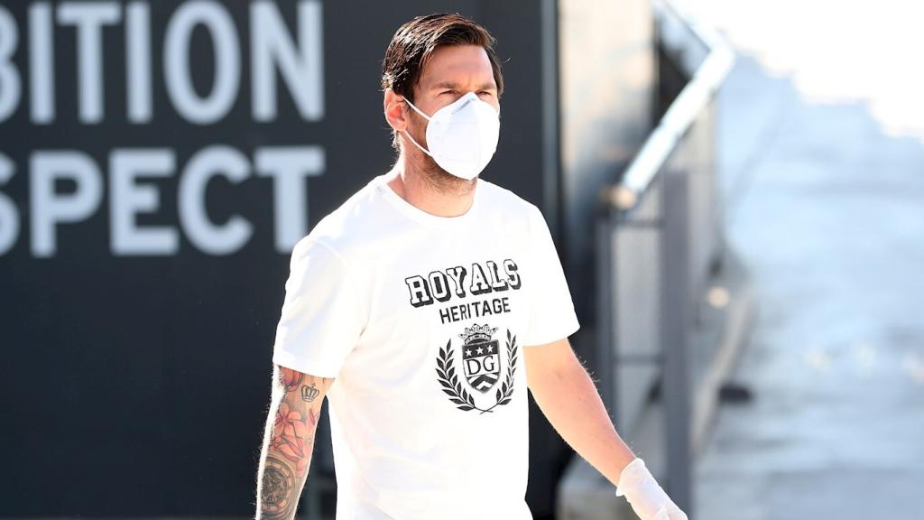Leo Messi, protegido con mascarilla y guantes para acudir a la Ciudad Deportiva Joan Gamper para hacerse la prueba del Covid-19