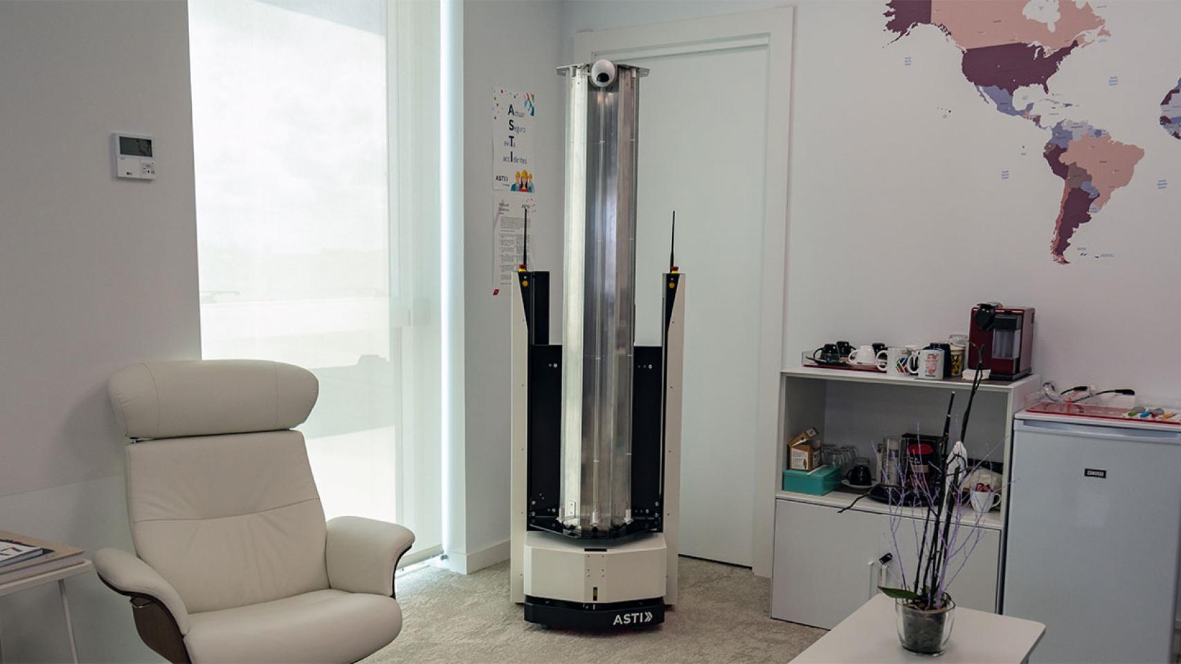 Este robot es capaz de eliminar gérmenes y patógenos del aire y de objetos