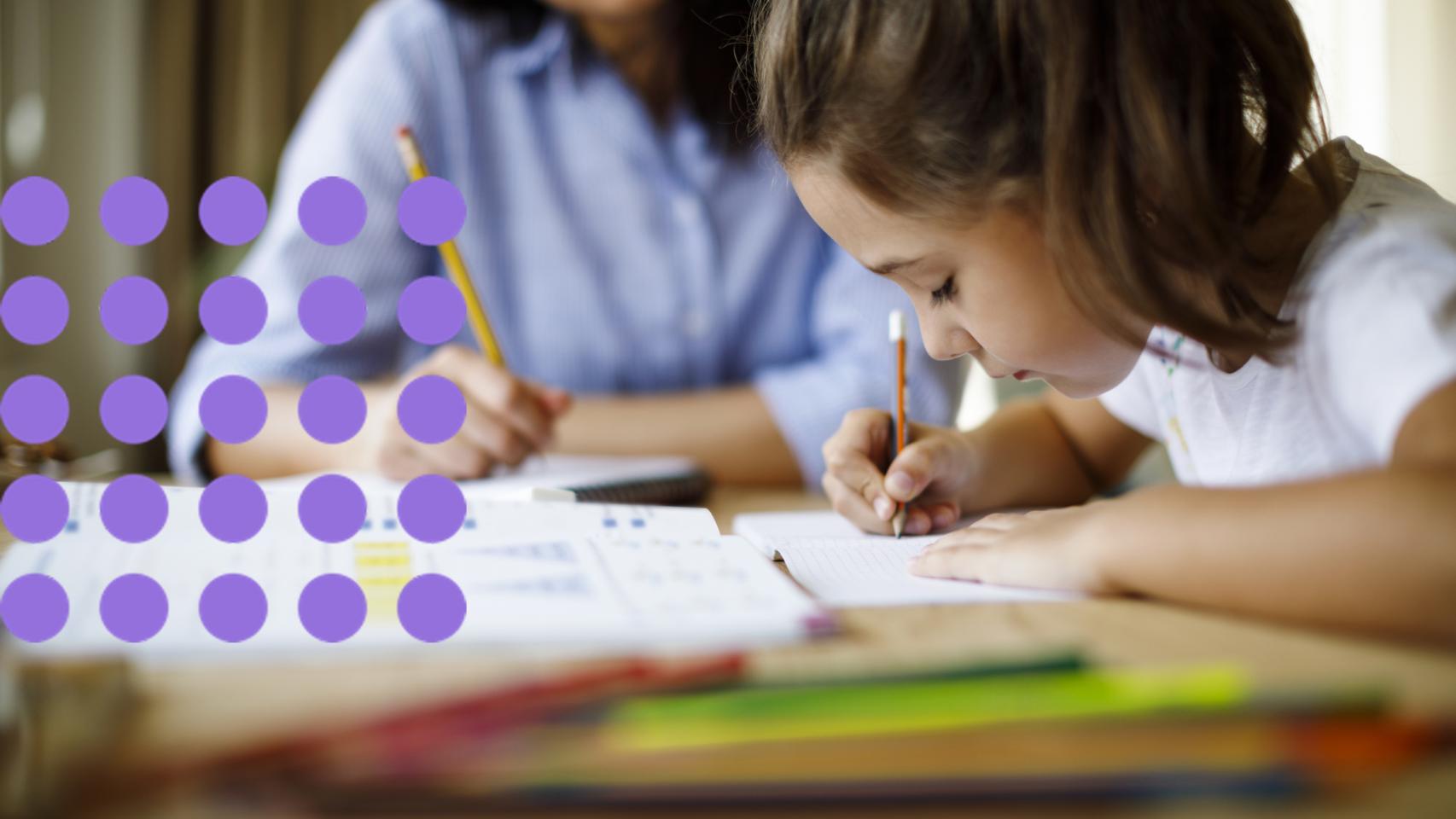 Un niño estudiando en su casa.
