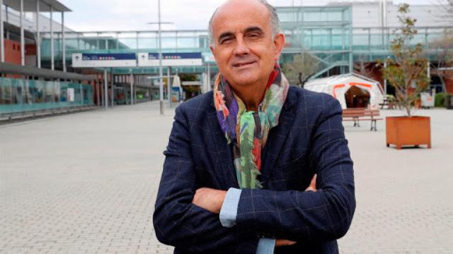 Antonio Zapatero, viceconsejero de Sanidad madrileño, en la puerta del Hospital de IFEMA.