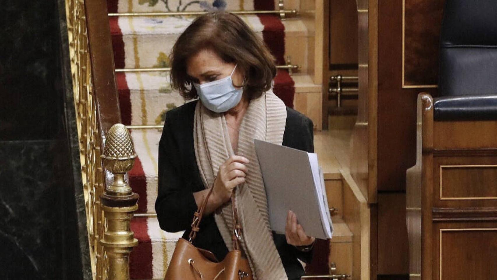 La vicepresidenta primera del Gobierno, Carmen Calvo, sale del hemiciclo durante el pleno del Congreso este miércoles