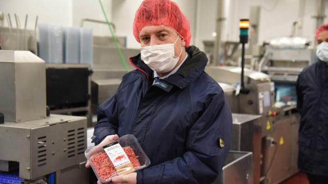 Emiliano García-Page, presidente de Castilla-La Mancha, ha visitado la empresa de embutidos EMCESA