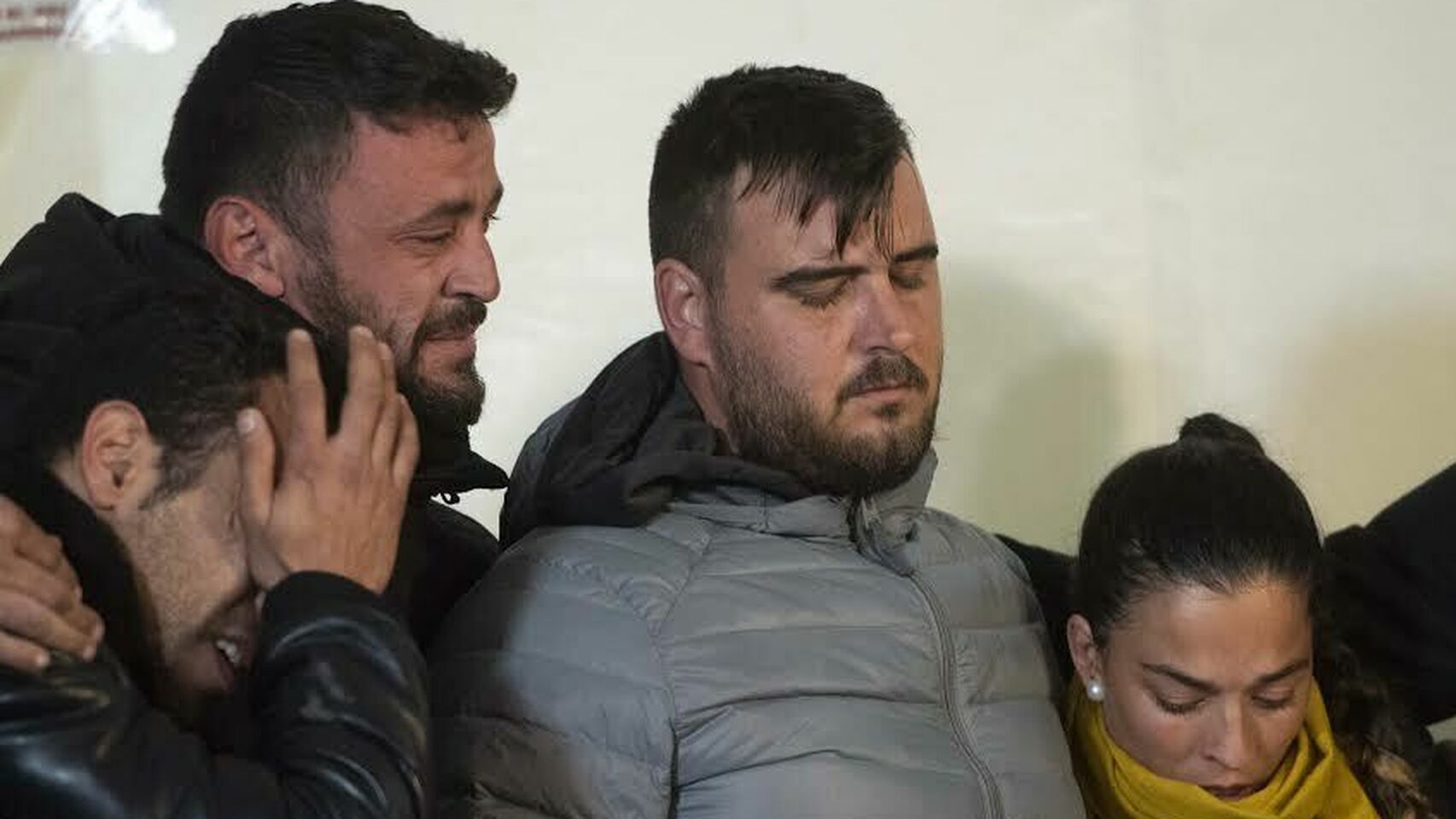 David Serrano, segundo por la izquierda, llora junto a los padres de Julen, José Roselló y María Victoria García. David Serrano, segundo por la izquierda, llora junto a los padres de Julen, José Roselló y María Victoria García.