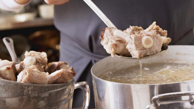 Caldo de huesos de vaca.