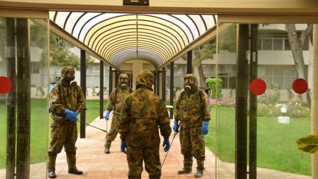 Personal del Ejército de Tierra en plenas labores de desinfección.