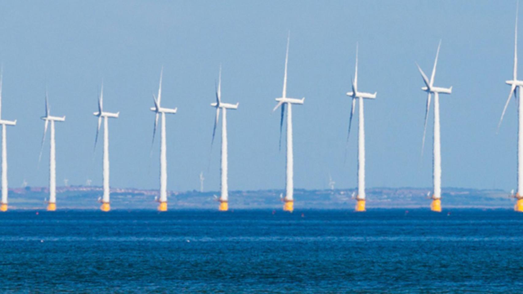 Una forma de producir hidrógeno para combustible es el empleo de plataformas eólicas marinas.