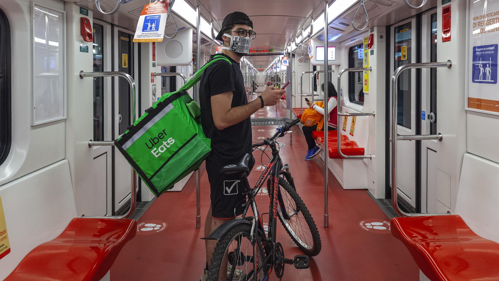Un repartidor de Uber Eats.