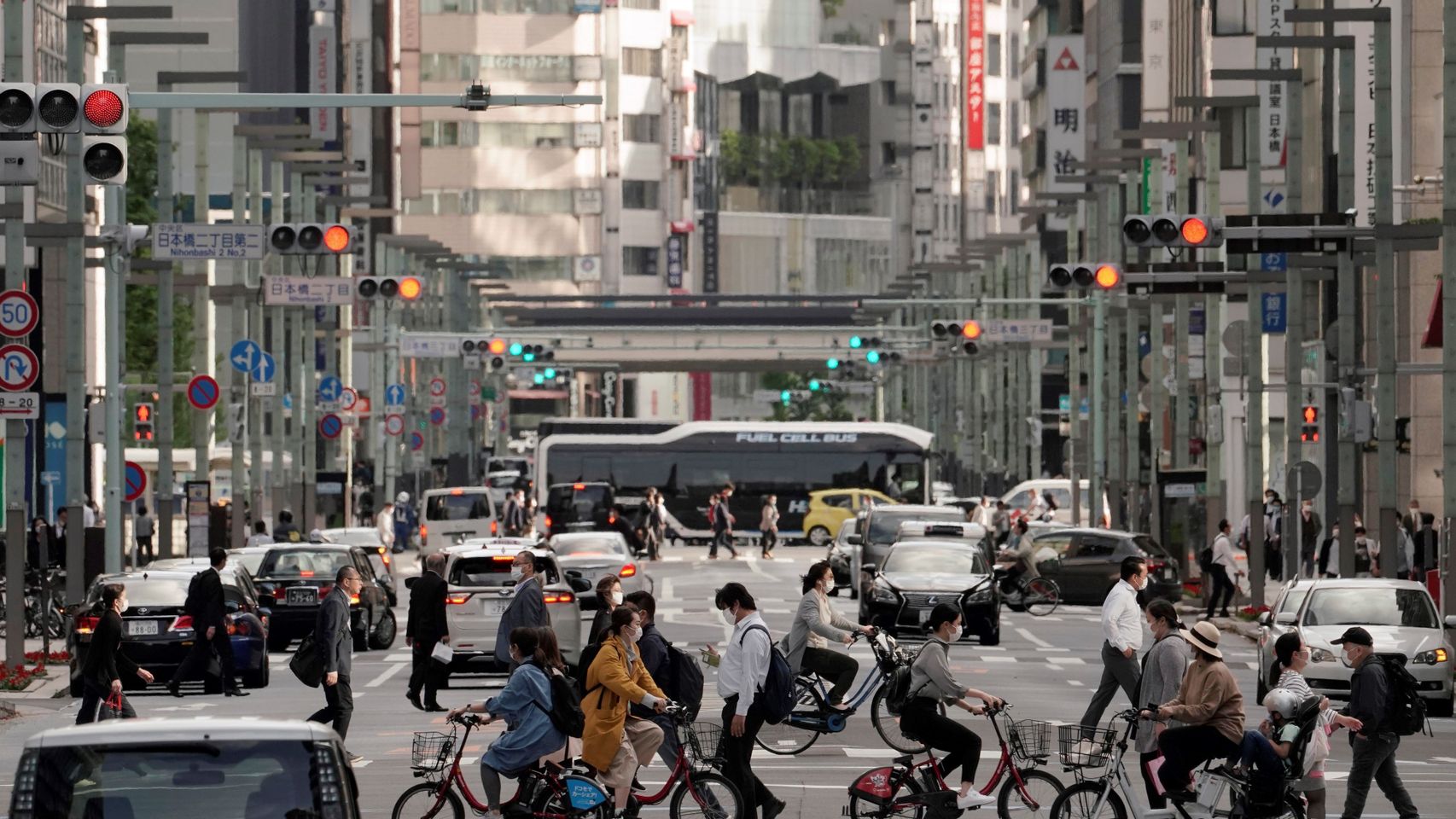 Trabajadores vuelven a sus puestos en Tokio en la desescalada en Japón.