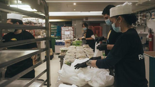 Cocineros elaboran a diario 1.100 menús