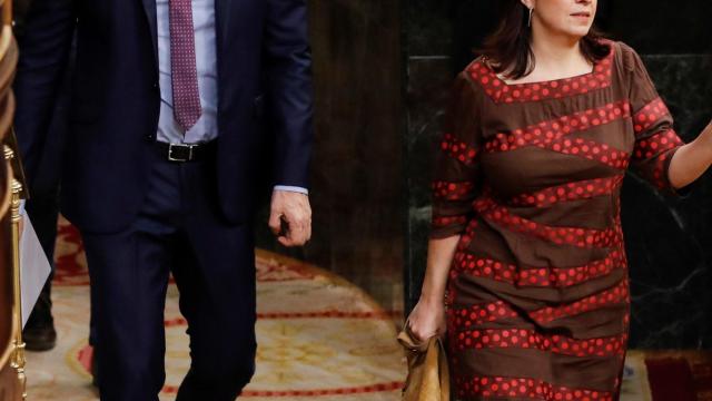 Pedro Sánchez y su portavoz parlamentaria, Adriana Lastra, entrando al hemiciclo del Congreso.
