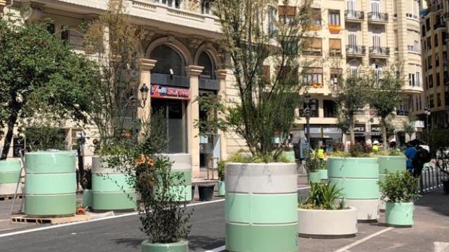 La plaza del Ayuntamiento de Valencia, con los maceteros de Joan Ribó.