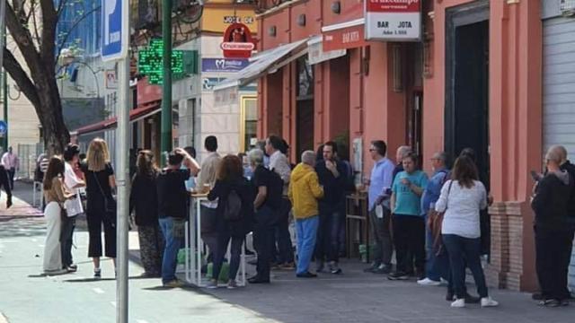 Varias personas beben en la puerta del bar Jota.